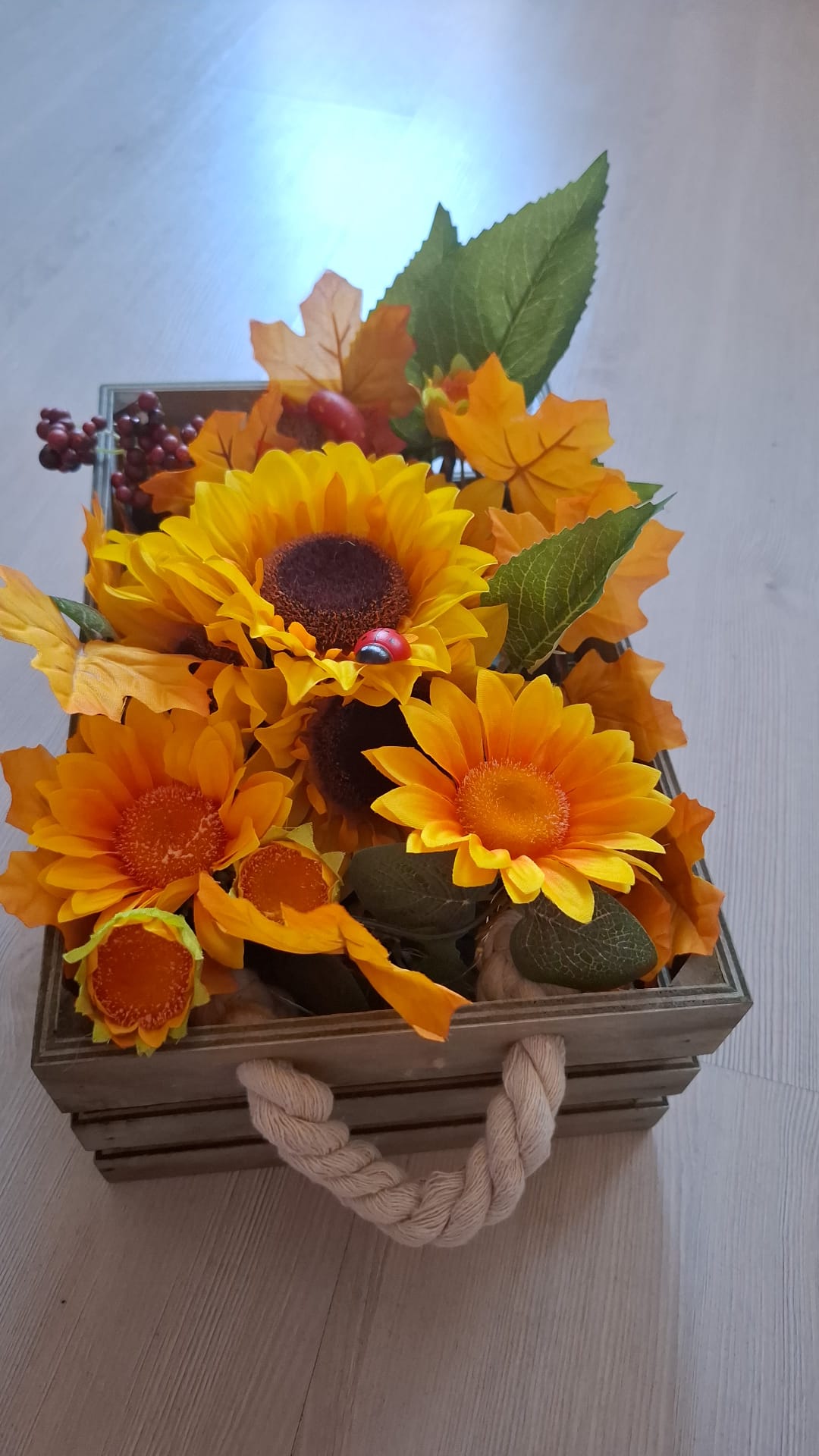 Coș flori artificiale cu lumină LED – Cadou unic și decorativ